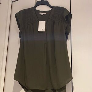 DR2 herb green cap sleeved shirt.
NWT